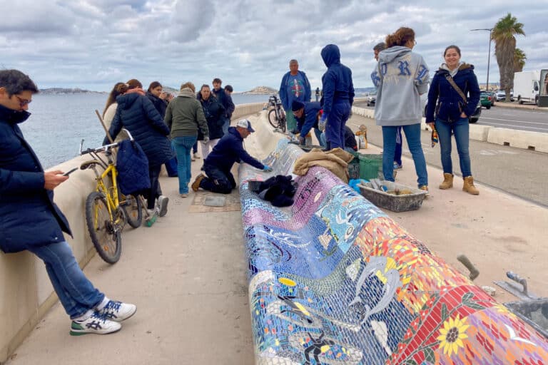 Une mosaïque sur le banc de la Corniche pour les patients atteints de mucoviscidose
