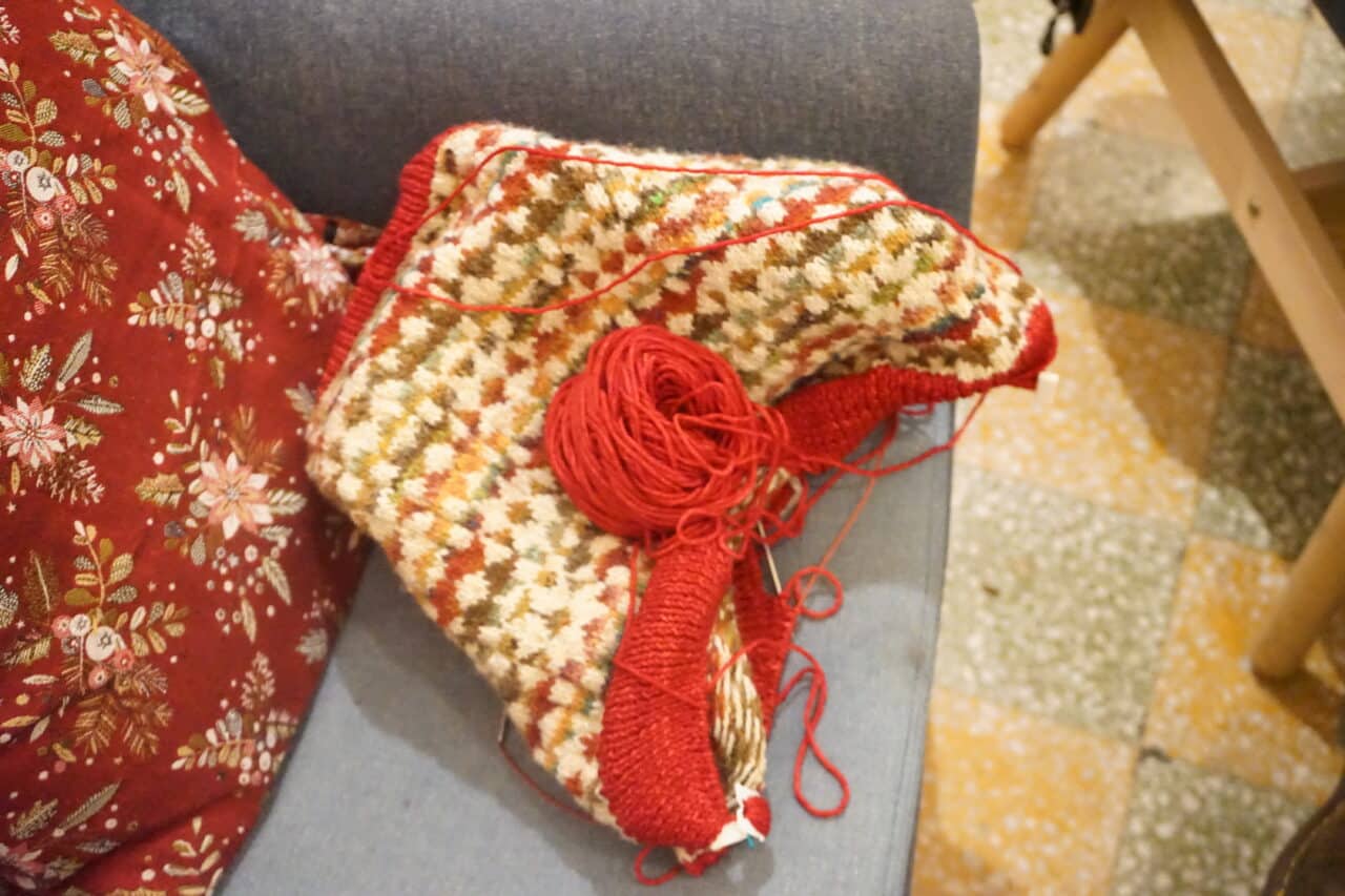 tricot, Aux abords du cours Julien, un caf&eacute; aiguille les amateurs de tricot et de crochet, Made in Marseille