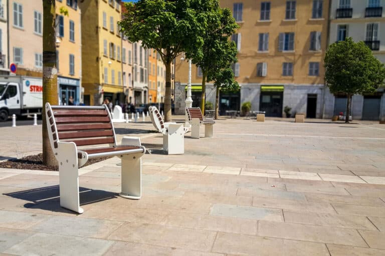 Vidéo | Du mobilier urbain fabriqué à partir de nos déchets plastiques