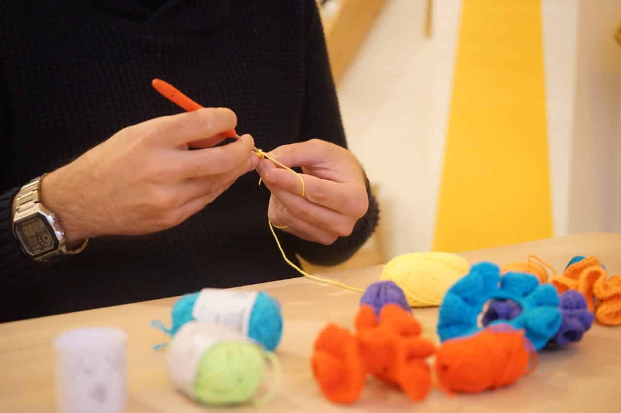 tricot, Aux abords du cours Julien, un caf&eacute; aiguille les amateurs de tricot et de crochet, Made in Marseille