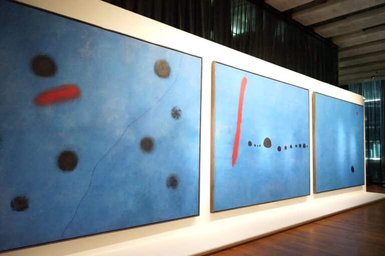 Vidéo | Les célèbres tableaux Bleus de Miró exposés pendant six mois au Mucem
