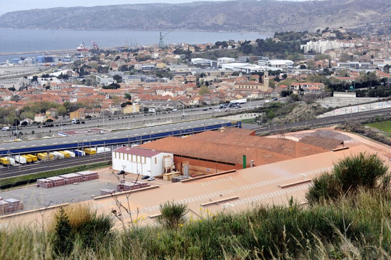 La dernière usine de tuiles de Marseille va fermer mais veut laisser un héritage
