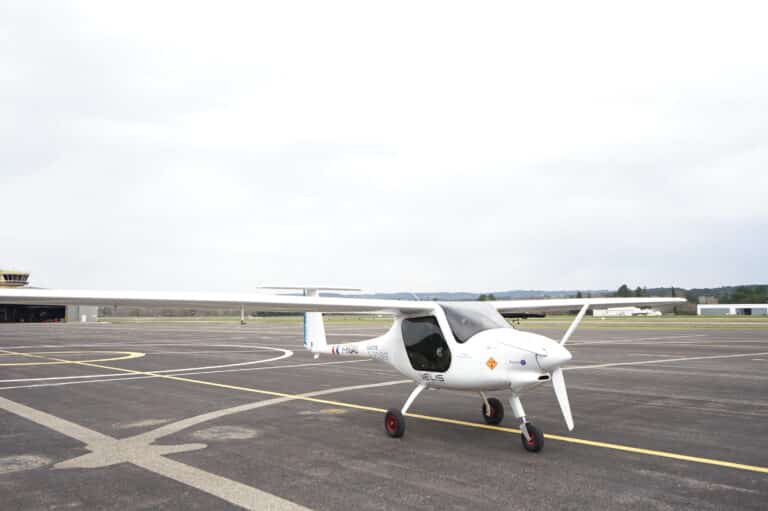 À Aix-les-Milles, l’école de pilotage FlyProvence fait voler ses avions à l’énergie solaire