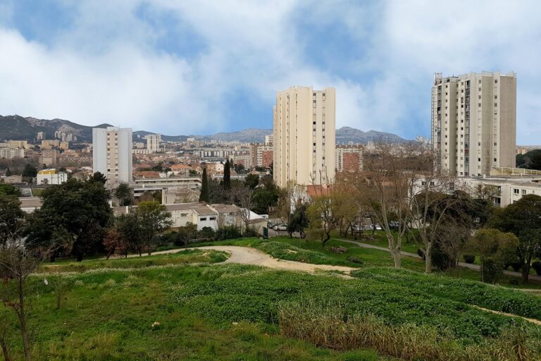 Un espace collectif avec jardins partagés et verger en création à Air Bel