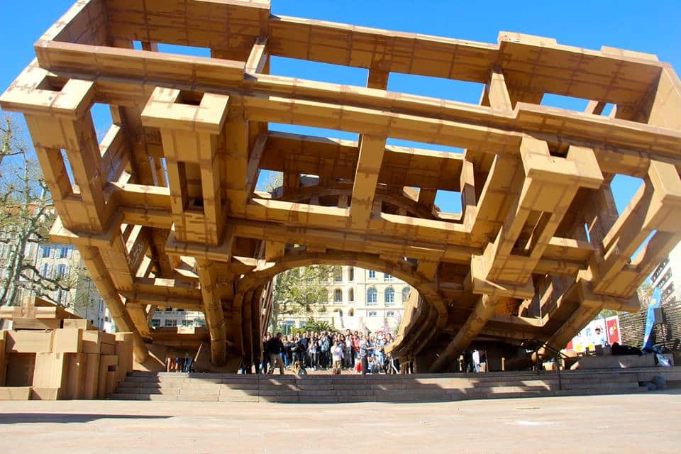 Une sculpture en carton éphémère pour célébrer la solidarité !