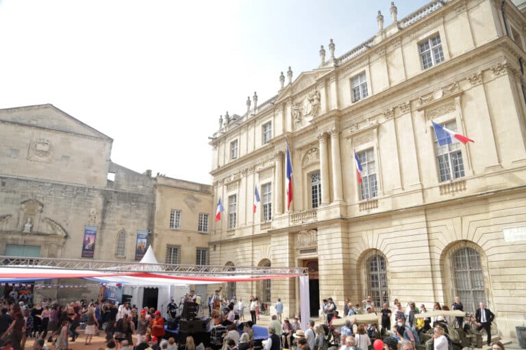 Vidéo | Un Bal de la paix à Arles pour célébrer la fin de la Seconde guerre mondiale