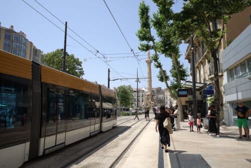 la place, En images | La place Castellane inaugur&eacute;e d&eacute;voile son nouveau banc design, Made in Marseille