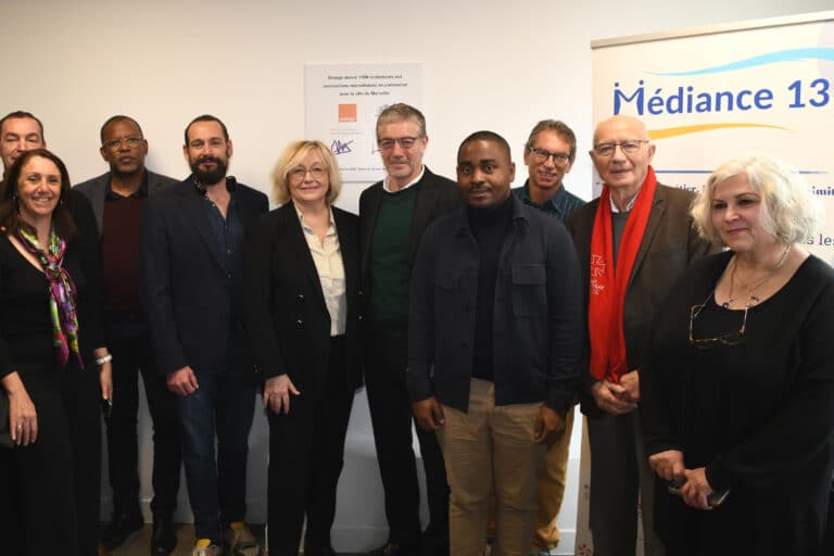 Orange distribue 1000 ordinateurs reconditionnés aux associations marseillaises