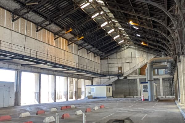 avant-halle-hangar-J00
