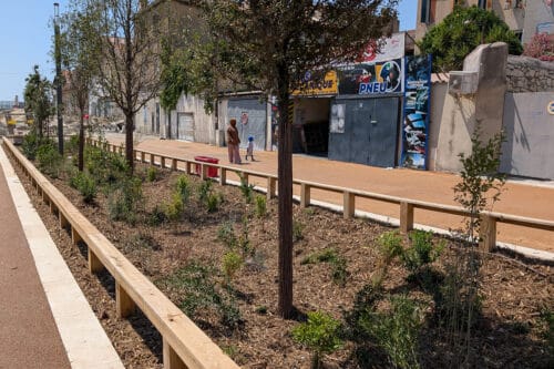 aux puces, En images | Devant le march&eacute; aux puces, la transformation de Cap-Pin&egrave;de touche au but, Made in Marseille