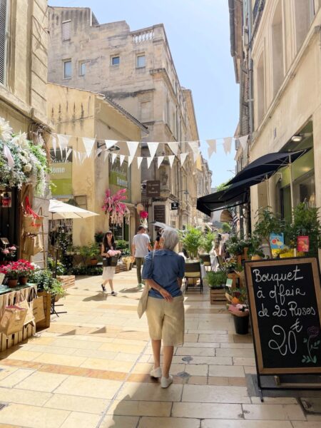 balade-rue-boutique-centre-avignon-fleur