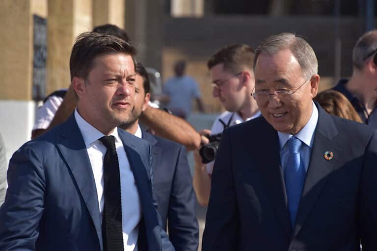 Ban Ki Moon, ancien secrétaire général des nations Unies à Marseille, en juillet 2020, pour une rencontre avec Benoît Payan, et une partie de pétanque sur le Vieux-Port/
