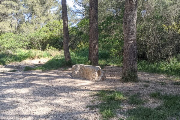 banc-pierre-amenagements-sentier-calanques-sugiton-luminy