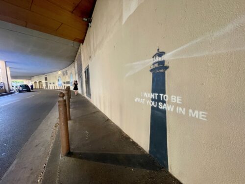 Banksy, Street-art : une oeuvre de Banksy fait fureur dans le quartier des Catalans, Made in Marseille
