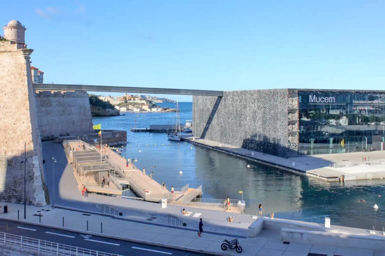 En images | La Ville présente sa « plage urbaine » au pied du Mucem à 6,5 millions d&rsquo;euros