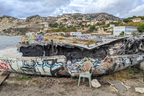 bateau-abandonné-poubelle-estaque-digue
