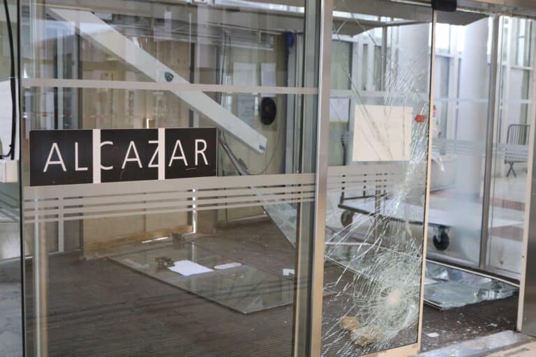 Vandalisée par les émeutiers, la bibliothèque de l’Alcazar rouvre par la petite porte