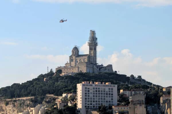 bonne-mere-helicoptere-couronne