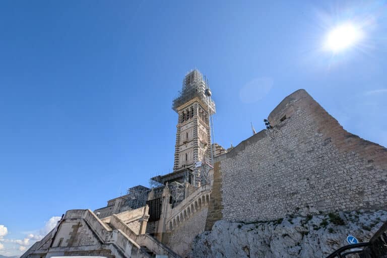 Vidéo | Première pierre posée à la Bonne Mère pour sa grande restauration