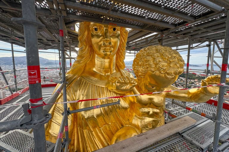 bonne mère redorée statue