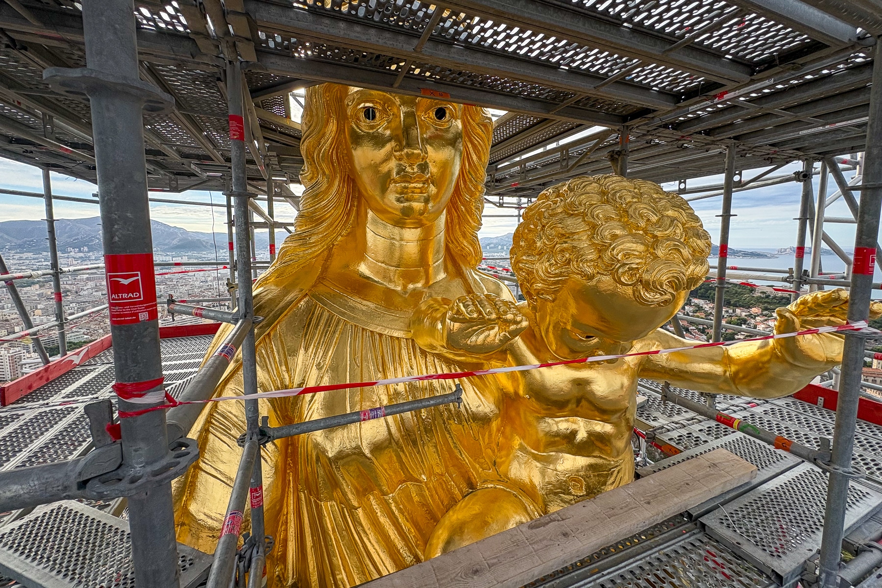 bonne mère redorée statue