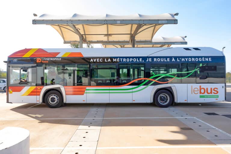 Le premier bus à hydrogène du territoire a embarqué ses passagers à Fos