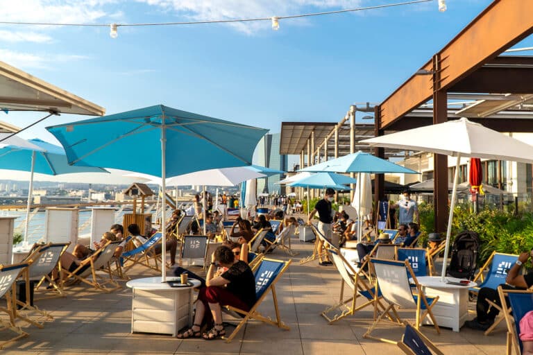 Vidéo | Les Cabanons des Terrasses du Port, un moment de détente face à la mer