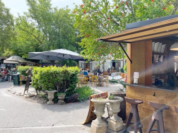 cafe-terrasse-village-antiquaire-isles-sorgue