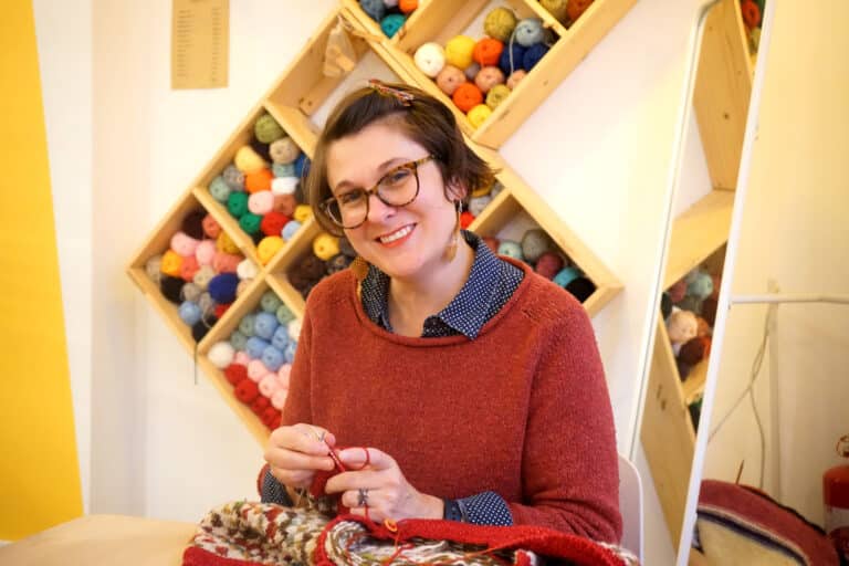 Aux abords du cours Julien, un café aiguille les amateurs de tricot et de crochet