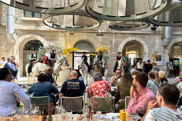 Défilé de chevaux, marché d’artisans et banquet 100% Camargue chez Maison Yellow aux Docks Village ce samedi