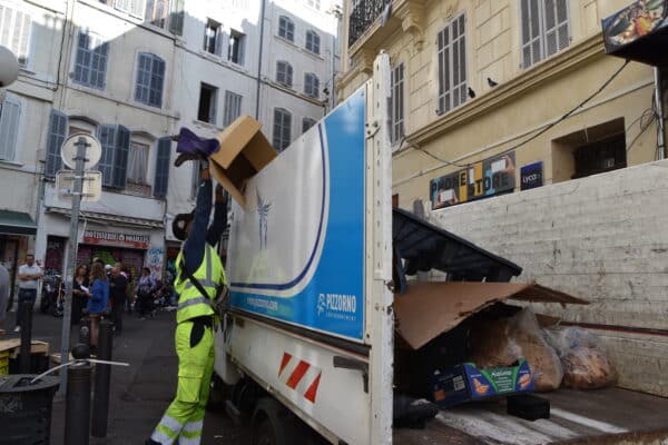 camion-benne-marseille-quartier-noailles