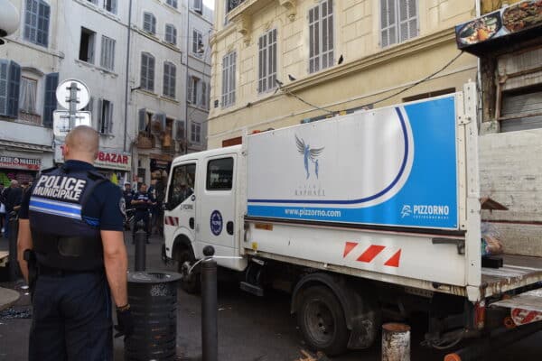 camion-benne-ville-de-marseille-noailles