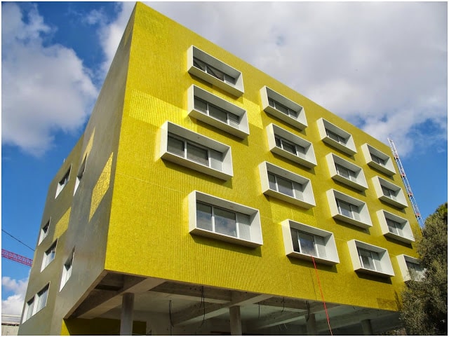 Un bâtiment flashy marque l&rsquo;entrée de la fac de Médecine sur Sakakini