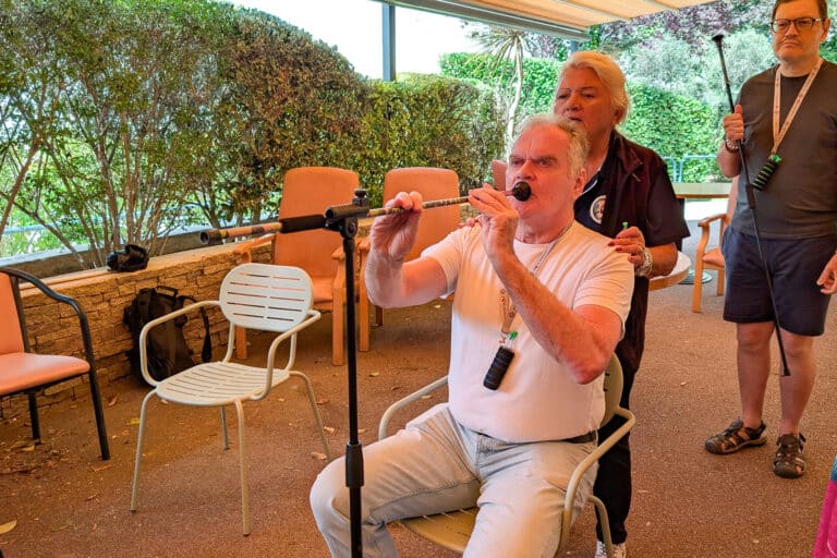 Vidéo | Quand les malvoyants tirent à la sarbacane : les Cannes Blanches fêtent leurs 100 ans
