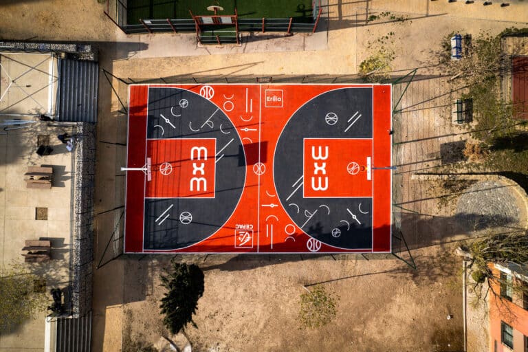 À Marseille, des terrains de basket rénovés avec des artistes