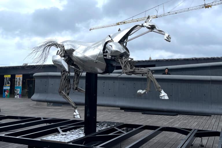 Vidéo | Le cheval métallique de la cérémonie des JO débarque au Mucem