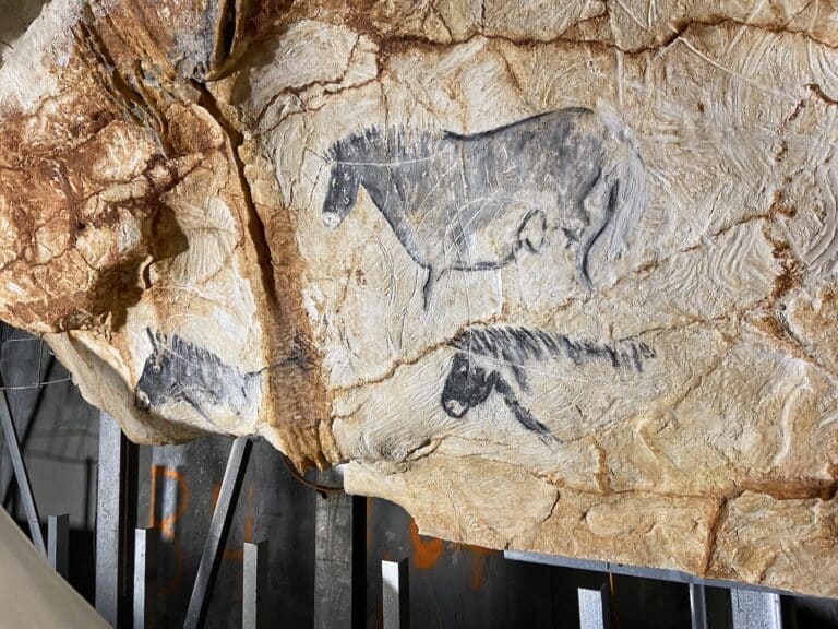 Vidéo | Un panneau orné de trois chevaux dévoilé dans la réplique de la grotte Cosquer