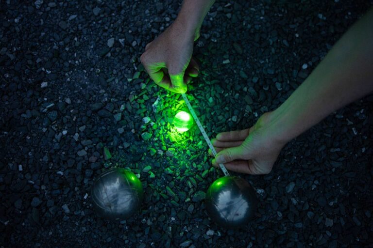 Le cocholed, un cochonnet lumineux pour jouer à la pétanque toute la nuit