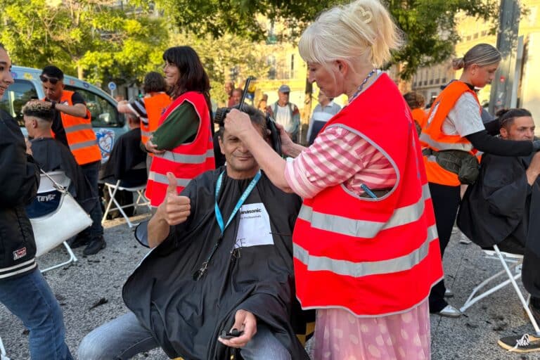 Vidéo | Dans ce salon de rue, des coiffeurs bénévoles offrent des coupes aux plus démunis