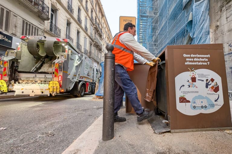Vidéo | En tournée avec un agent de collecte de biodéchets à Marseille