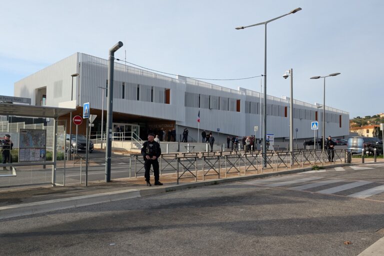 À Marseille, Emmanuel Macron inaugure le nouveau commissariat des 13e-14e