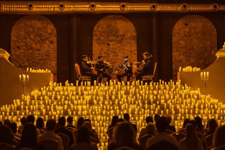 Un concert à la bougie célèbre les musiques d&rsquo;Halloween dans le centre-ville