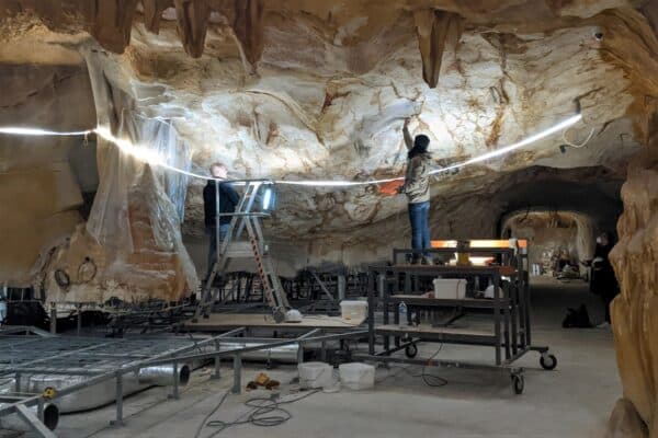 cosuqer-artiste-chantier-grotte-replique
