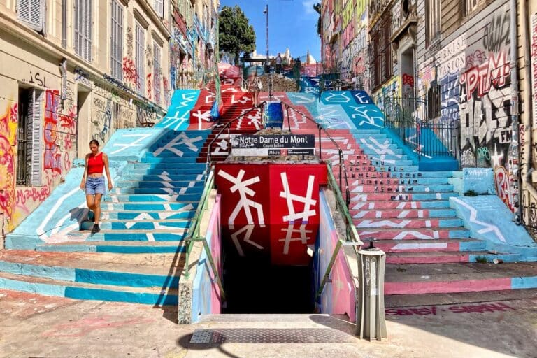Une nouvelle fresque habille l&rsquo;escalier du cours Julien