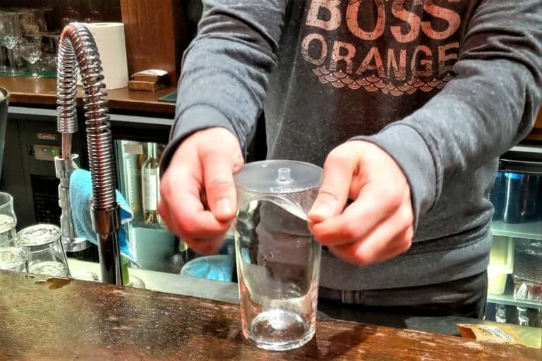 Marseille : Distribution de « capotes de verres » dans les bars comme rempart au GHB