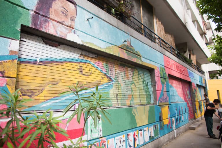 Huit jeunes Marseillais réalisent une fresque géante près de la gare Saint-Charles