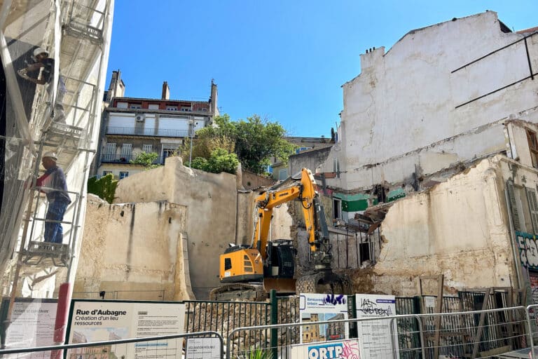 En images | À Noailles, la démolition de l&rsquo;immeuble du 69 rue d&rsquo;Aubagne a débuté