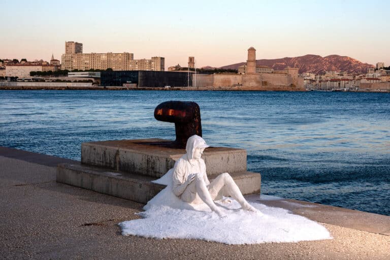 Quelles sont ces étranges statues de sel qui apparaissent sur la digue du Large ?