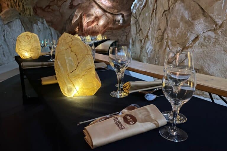 L&rsquo;expérience insolite des diners préhistoriques de retour dans la grotte Cosquer