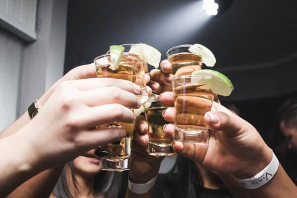 discotheque-fille-verre-credit-pexels-isabella-mendes